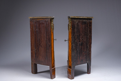 Een paar Franse Lodewijk XVI marqueterie hoekkasten met verguld bronzen monturen en grijs marmeren bovenblad