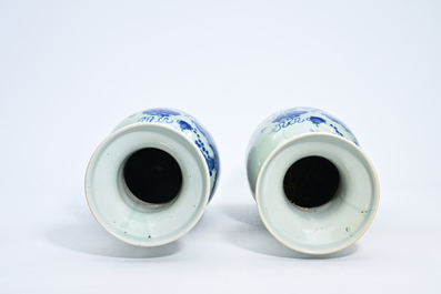 Paire de vases en porcelaine de Chine bleu et blanc sur fond c&eacute;ladon &agrave; d&eacute;cor d'antiquit&eacute;s, 19&egrave;me si&egrave;cle