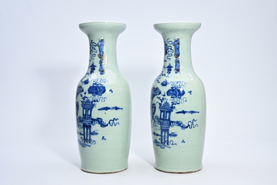 Paire de vases en porcelaine de Chine bleu et blanc sur fond c&eacute;ladon &agrave; d&eacute;cor d'antiquit&eacute;s, 19&egrave;me si&egrave;cle