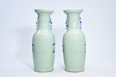 Paire de vases en porcelaine de Chine bleu et blanc sur fond c&eacute;ladon &agrave; d&eacute;cor d'antiquit&eacute;s, 19&egrave;me si&egrave;cle
