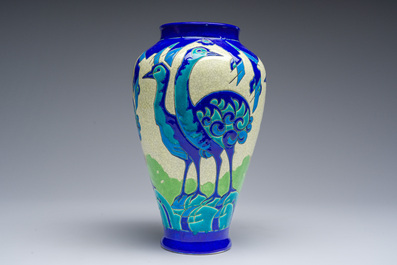 Een zeldzame polychrome art-decovaas met gestileerde vogels of emoes, Charles Catteau voor Boch K&eacute;ramis, tweede kwart 20ste eeuw