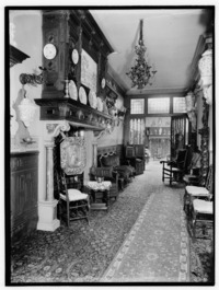 A gilt copper firescreen depicting Marie de' Medici on a wrought iron base, 19th C.
