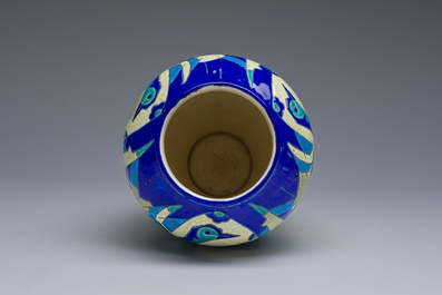 Een zeldzame polychrome art-decovaas met gestileerde vogels of emoes, Charles Catteau voor Boch K&eacute;ramis, tweede kwart 20ste eeuw