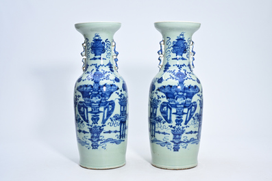 Paire de vases en porcelaine de Chine bleu et blanc sur fond c&eacute;ladon &agrave; d&eacute;cor d'antiquit&eacute;s, 19&egrave;me si&egrave;cle