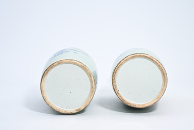 Paire de vases en porcelaine de Chine bleu et blanc sur fond c&eacute;ladon &agrave; d&eacute;cor d'antiquit&eacute;s, 19&egrave;me si&egrave;cle