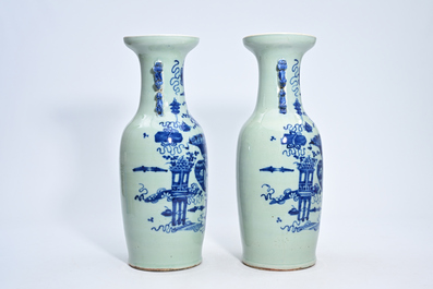 Paire de vases en porcelaine de Chine bleu et blanc sur fond c&eacute;ladon &agrave; d&eacute;cor d'antiquit&eacute;s, 19&egrave;me si&egrave;cle