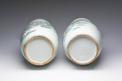 Twee Chinese famille rose vazen met dames in een paleistuin, 19de/20ste eeuw