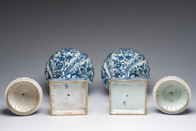 Een paar imposante getorste blauw-witte Delftse dekselvazen, 19de eeuw