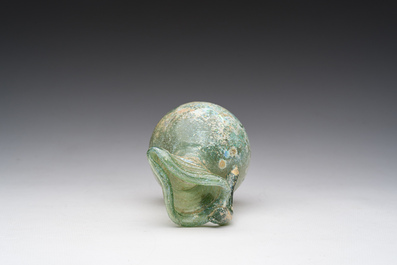 Een Romeins groenglazen oenocho&euml;, provincie Syri&euml;, 3de eeuw