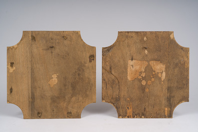 Vier fijne Luikse eikenhouten reli&euml;fs met heren- en damesbustes, 18de eeuw