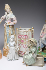 Een diverse collectie sculpturen in porselein en biscuit, 19de/20ste eeuw
