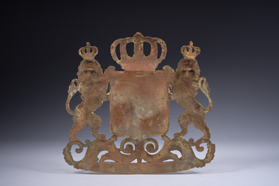 A Dutch polychrome and gilt cast iron 'Je maintiendrai' wall plaque, ca. 1900