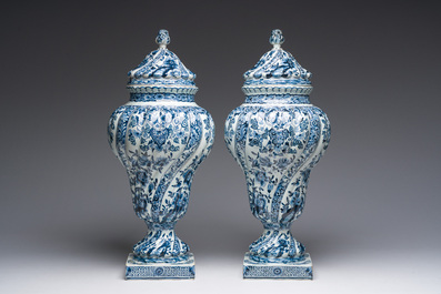 Een paar imposante getorste blauw-witte Delftse dekselvazen, 19de eeuw