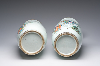 A pair of Chinese famille rose vases with a vistit to the palace, 19th/20th C.