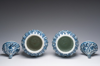 Een paar imposante getorste blauw-witte Delftse dekselvazen, 19de eeuw