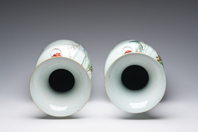 A pair of Chinese famille rose vases with a vistit to the palace, 19th/20th C.
