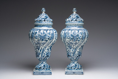 Een paar imposante getorste blauw-witte Delftse dekselvazen, 19de eeuw