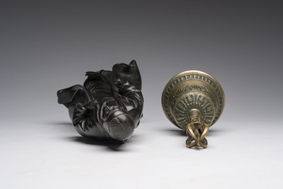 Een Japanse bronzen okimono en een Tibetaanse bronzen bel, 19de/20ste eeuw