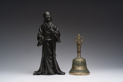Een Japanse bronzen okimono en een Tibetaanse bronzen bel, 19de/20ste eeuw