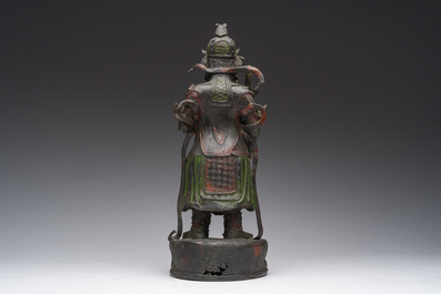 Een Chinese verguld bronzen sculptuur van een wachter met polychroom decor, 18de/19de eeuw