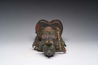 Een Chinese verguld bronzen sculptuur van een wachter met polychroom decor, 18de/19de eeuw