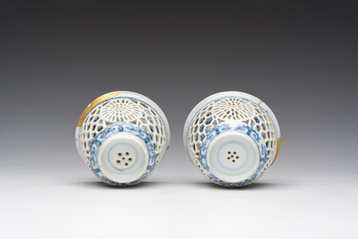 Een paar Chinese blauw-witte opengewerkte dubbelwandige koppen met floraal decor en kintsugi herstelling, Kangxi