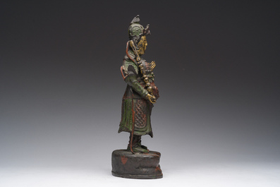 Een Chinese verguld bronzen sculptuur van een wachter met polychroom decor, 18de/19de eeuw