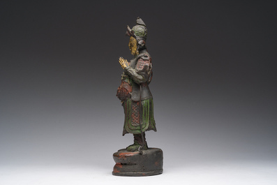 Een Chinese verguld bronzen sculptuur van een wachter met polychroom decor, 18de/19de eeuw