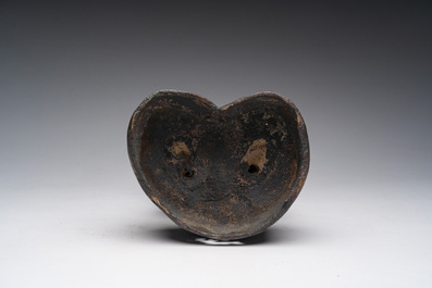 Een Chinese verguld bronzen sculptuur van een wachter met polychroom decor, 18de/19de eeuw