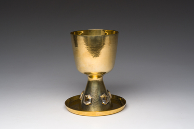 A Gothic revival gilt silver chalice with cabochons and accompanying paten, 925/000, 20th C.
