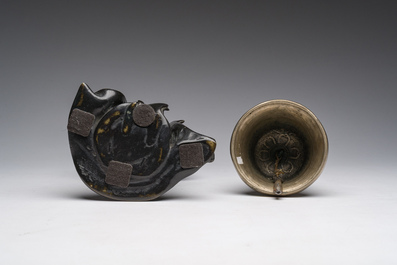 Een Japanse bronzen okimono en een Tibetaanse bronzen bel, 19de/20ste eeuw