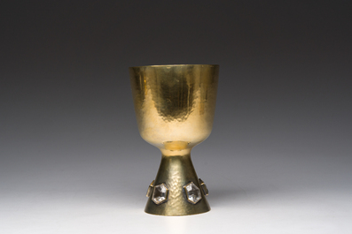 A Gothic revival gilt silver chalice with cabochons and accompanying paten, 925/000, 20th C.