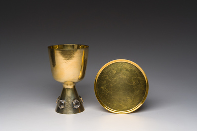 A Gothic revival gilt silver chalice with cabochons and accompanying paten, 925/000, 20th C.