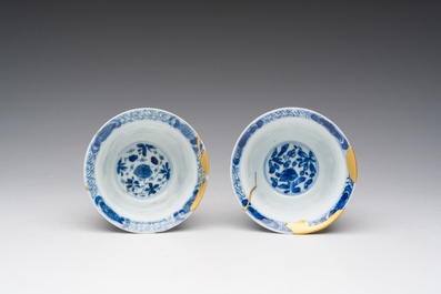 Een paar Chinese blauw-witte opengewerkte dubbelwandige koppen met floraal decor en kintsugi herstelling, Kangxi