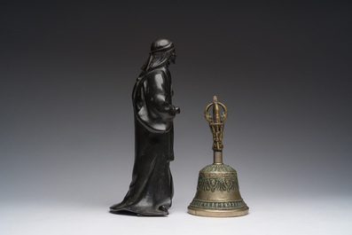 Een Japanse bronzen okimono en een Tibetaanse bronzen bel, 19de/20ste eeuw