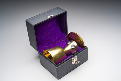 A Gothic revival gilt silver chalice with cabochons and accompanying paten, 925/000, 20th C.