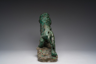 Belgian school, Van den Balck (19th/20th C.): A roaring lion on a rock struck by arrows, green and gray patinated plaster, Brussels