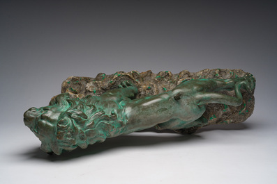 Belgian school, Van den Balck (19th/20th C.): A roaring lion on a rock struck by arrows, green and gray patinated plaster, Brussels