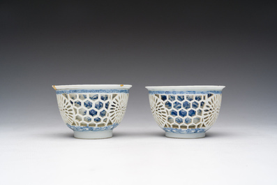 Een paar Chinese blauw-witte opengewerkte dubbelwandige koppen met floraal decor en kintsugi herstelling, Kangxi