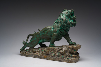 Belgian school, Van den Balck (19th/20th C.): A roaring lion on a rock struck by arrows, green and gray patinated plaster, Brussels