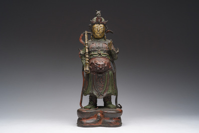 Een Chinese verguld bronzen sculptuur van een wachter met polychroom decor, 18de/19de eeuw