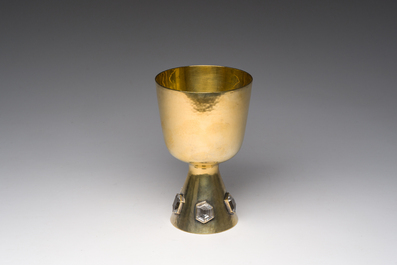 A Gothic revival gilt silver chalice with cabochons and accompanying paten, 925/000, 20th C.