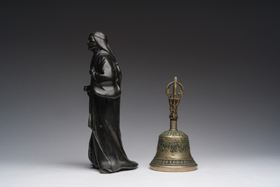 Een Japanse bronzen okimono en een Tibetaanse bronzen bel, 19de/20ste eeuw