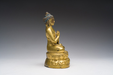 Een Chinese verguld bronzen figuur van Boeddha, 19de eeuw