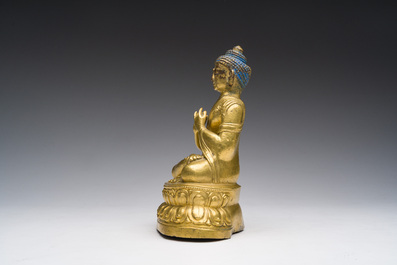 Een Chinese verguld bronzen figuur van Boeddha, 19de eeuw