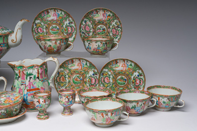 A Chinese 20-piece Canton famille rose tea service with floral design and palace scenes, 19th C.