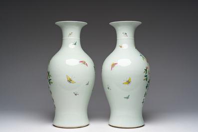 A pair of Chinese famille rose vases and a tall blue and white vase, 19th/20th C.