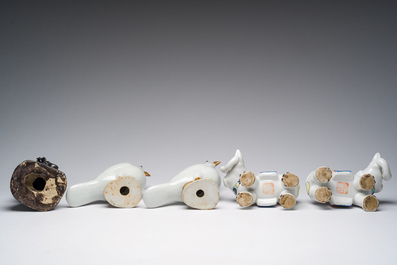 Een paar Chinees porseleinen duiven, een paar olifanten-kandelaars en een zwart-geglazuurde dame, 19de/20ste eeuw