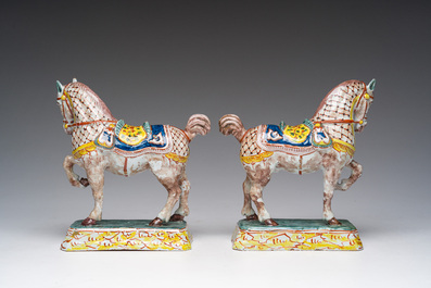 Een paar polychrome Delftse paarden, 19de eeuw