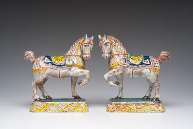 Een paar polychrome Delftse paarden, 19de eeuw